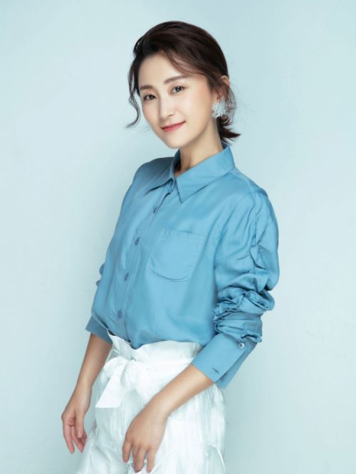 赵秦，1月13日出生于北京市，中国内地女演员，毕业于中央戏剧学院。
2006年，出演电视剧《金婚》。2011年，在宫廷剧《甄嬛传》饰演富察贵人一角。2010年，主演电影《古田1929》。2012年，参演历史情感剧《叶落长安》。2014年，参演古装剧《兰陵王妃》、抗战剧《嫂子嫂子》。2015年参演旅游卫视情景剧《美食公寓》；3月，出演年代喜剧《戏台》、话剧《托儿》。2016年，出演电视剧《结义风云》；5月，主演现代都市剧《典当行》、当代都市剧《鼓楼外》。2017年，出演医疗剧《急诊科医生》、古装传奇剧《知否知否应是绿肥红瘦》。2018年，主演穿越武侠轻喜剧《唐砖》、外交题材电视剧《外交风云》。2019年，主演都市情感剧《甜蜜》。2020年，主演红色题材电影《浴血誓言》。2021年，主演悬疑涉案剧《重生之门》；同年主演话剧《人世间》。